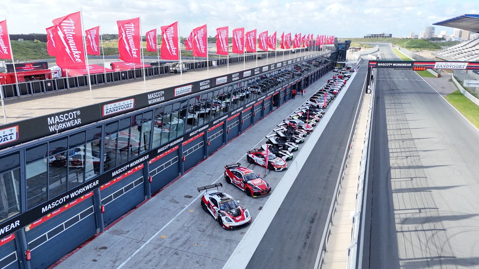 Eventflotte und Boxengasse am Circuit Zandvoort aus der Luft