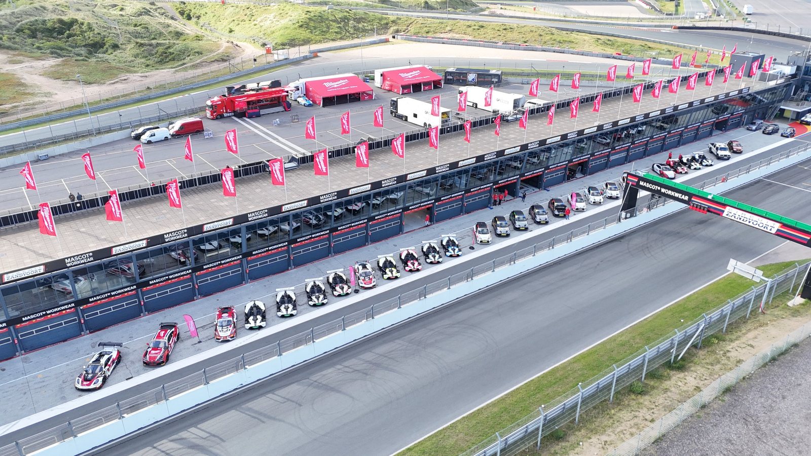 Gesamter Eventbereich mit Boxengasse, Track und Hospitality-Fläche