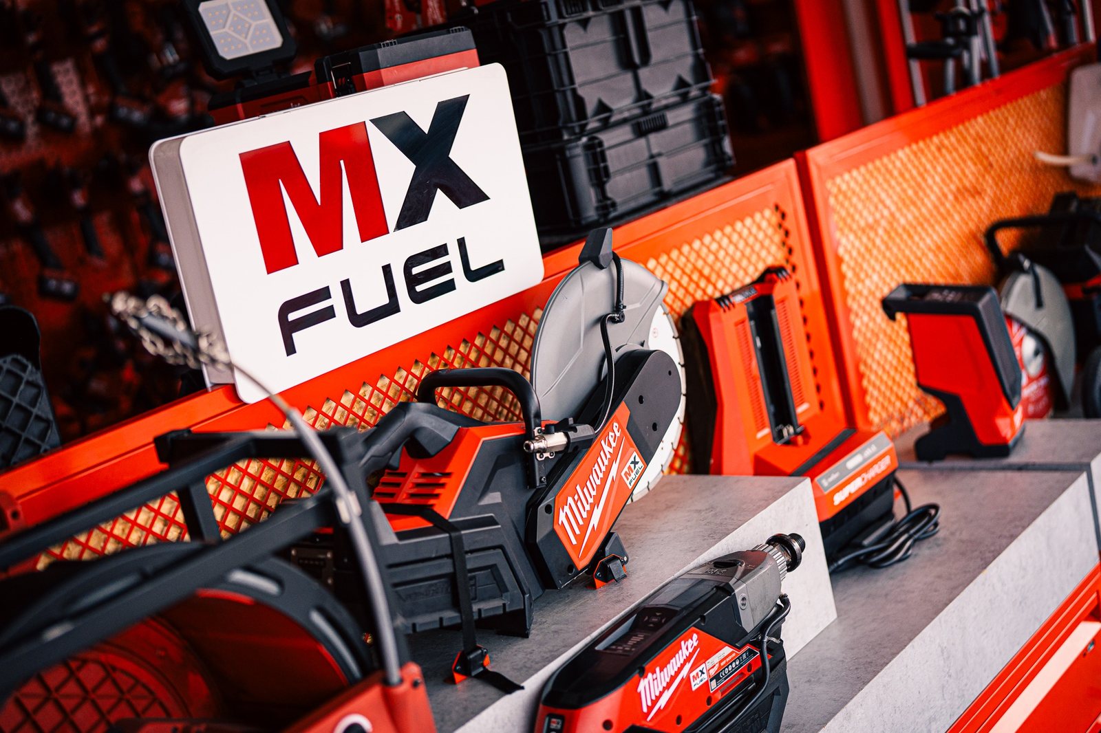 Working Station mit MX Fuel Markeninszenierung