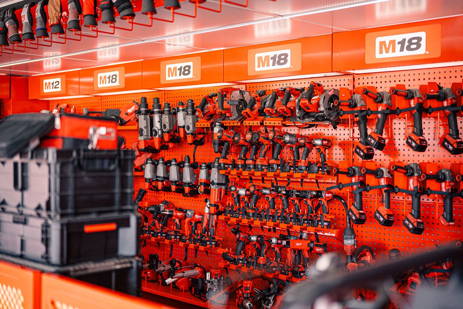 Produktstation mit Werkzeugwand und Markenpräsentation