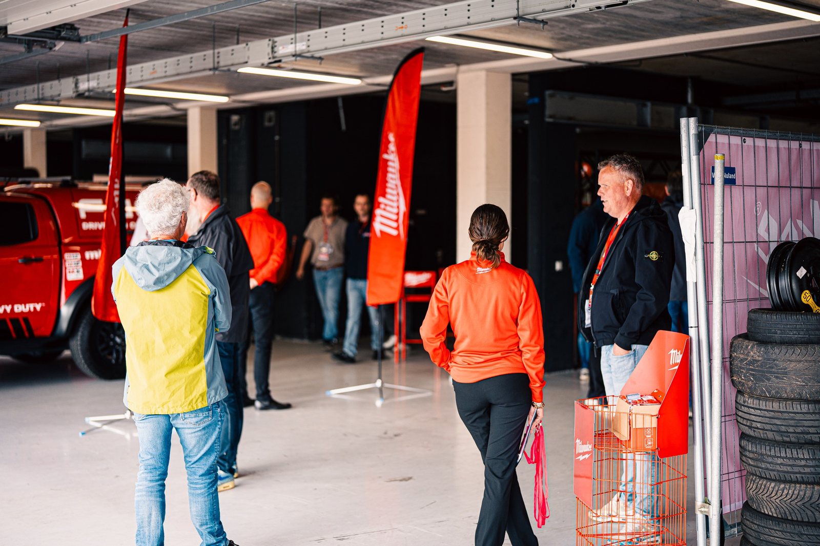 Kundenbereich mit Branding und Gästebetreuung in der Garage