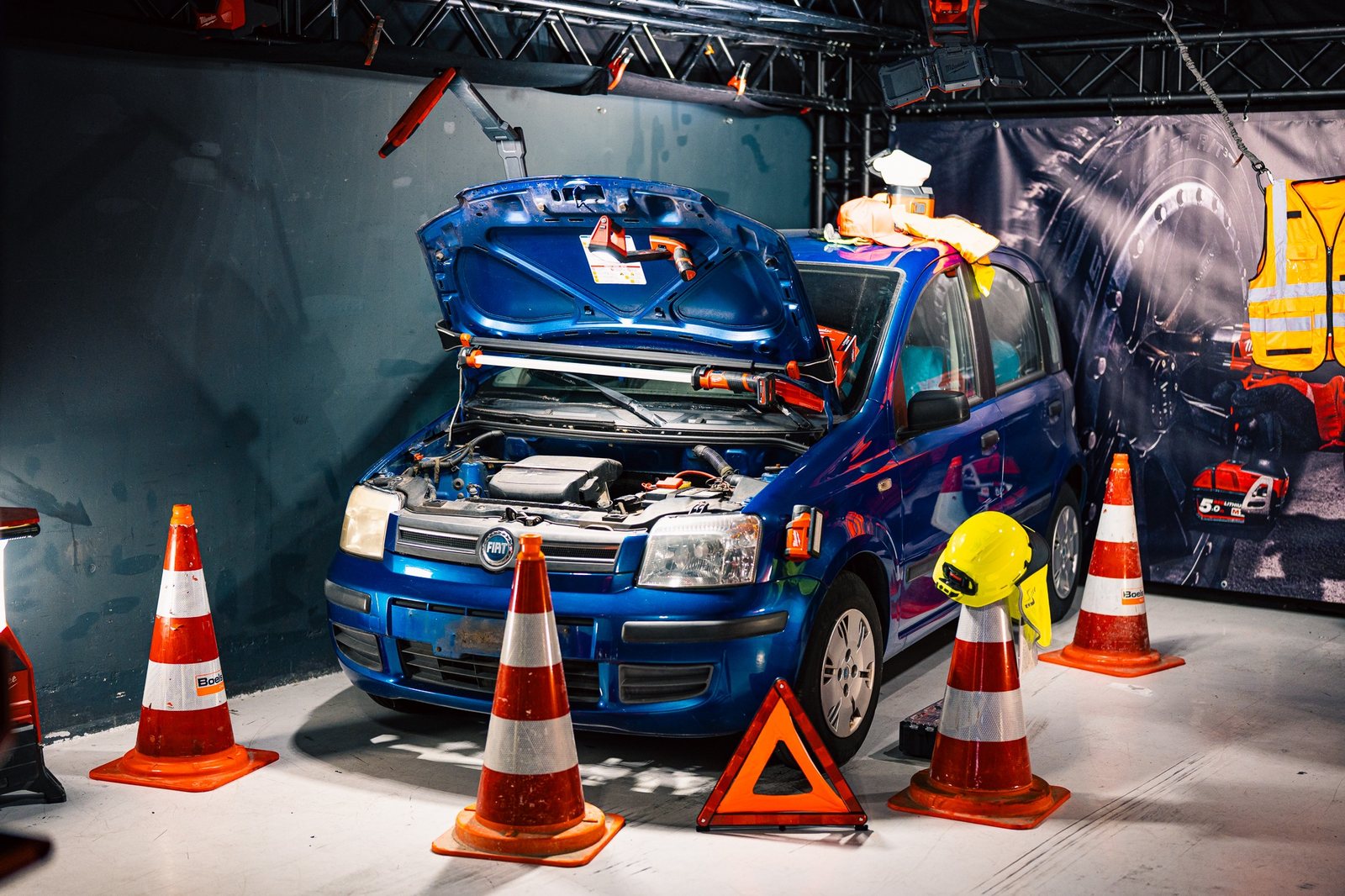 Praxisstation mit Fahrzeug und Sicherheitsaufbau