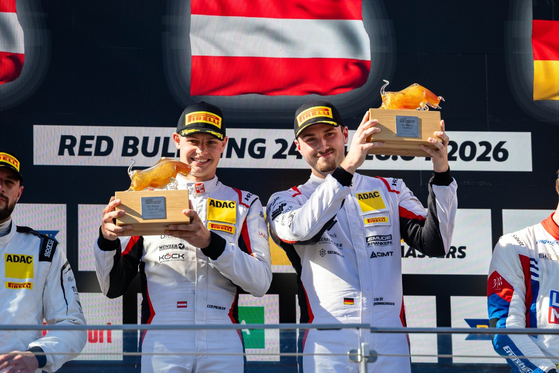 RAZOON Fahrer mit Trophäen auf dem Podium