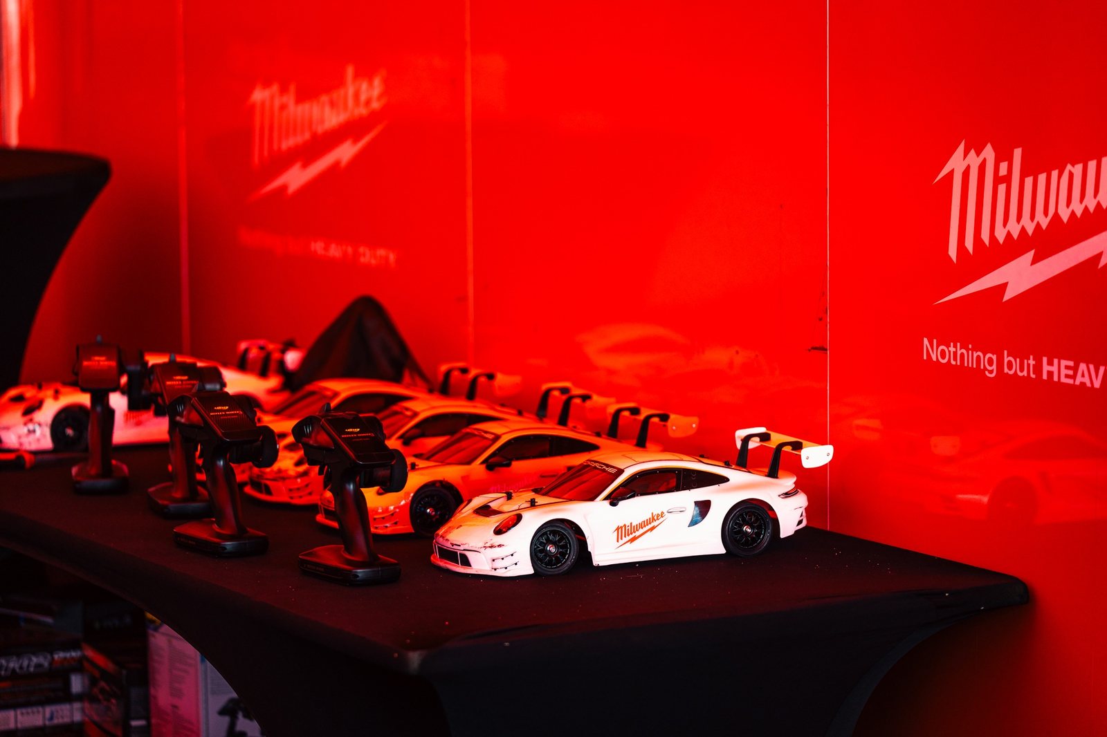 Detailinszenierung mit Racing-Modellen und Markenbranding