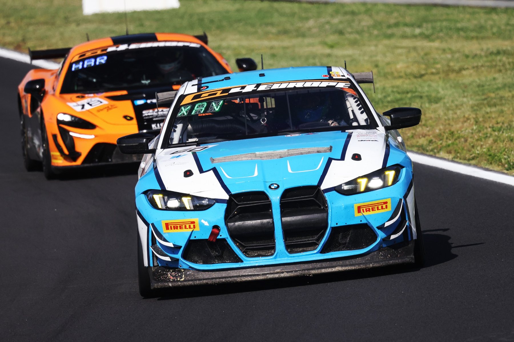 BMW GT4 Rennfahrzeug im Zweikampf