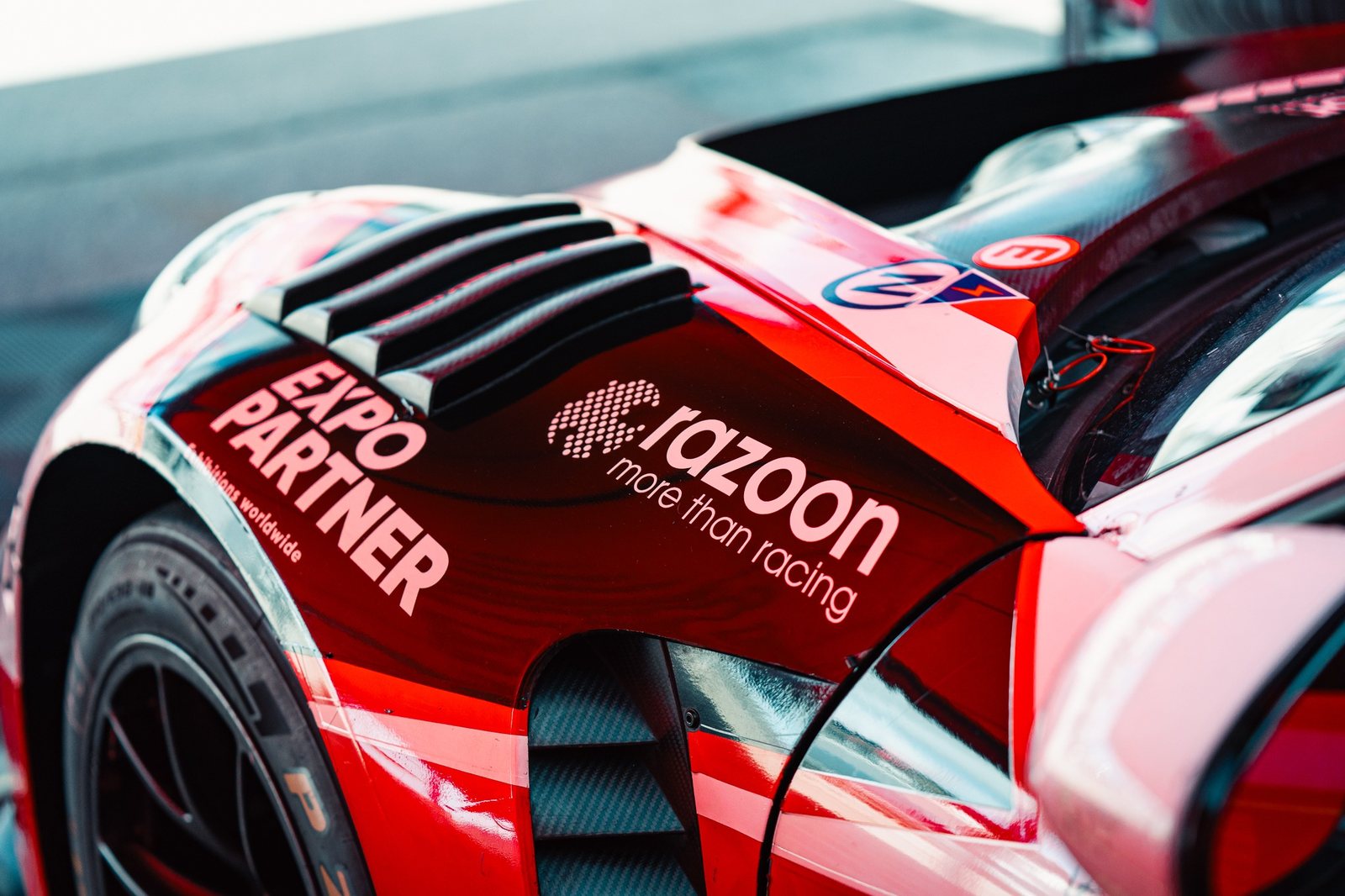 Racing-Detail mit RAZOON Branding