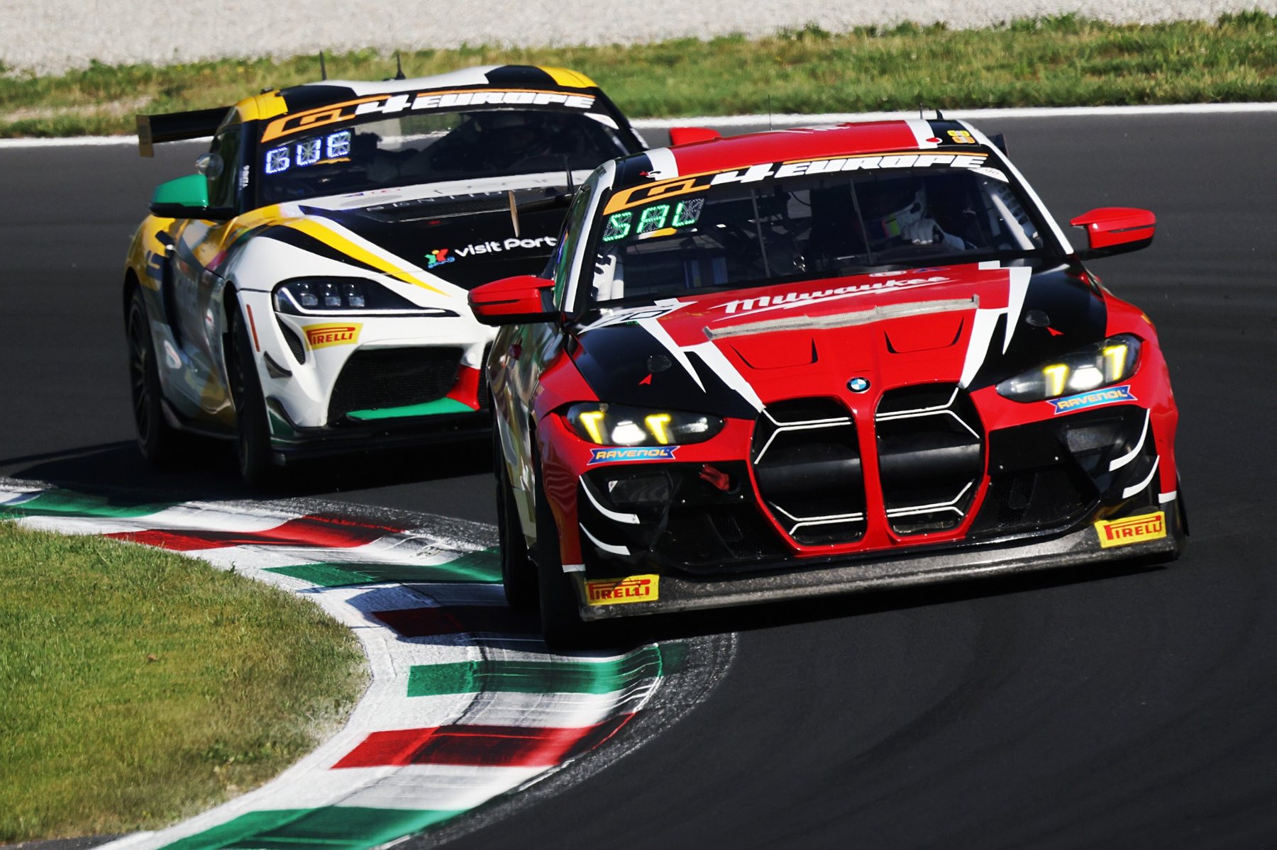 BMW GT4 Fahrzeuge im engen Zweikampf